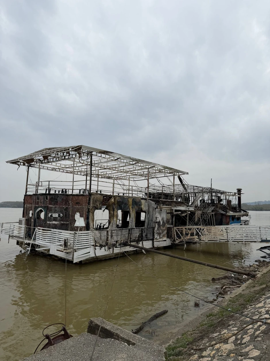 Izgoreo splav na Dunavu u Grockoj