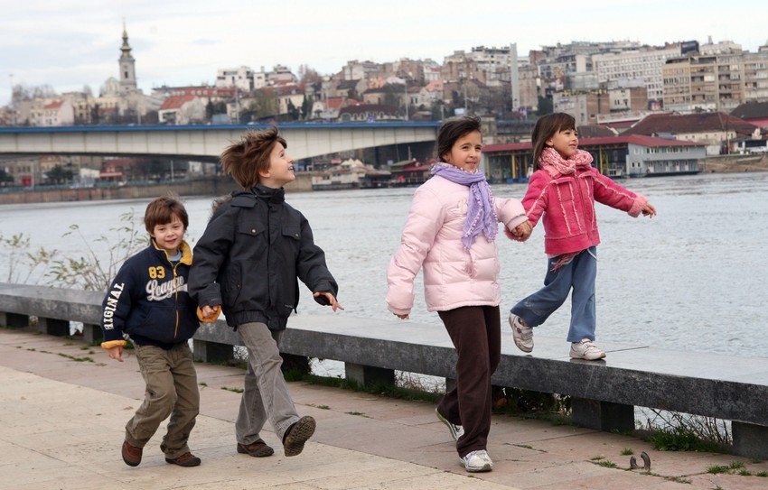 Mlađeg brata ili sestru tinejdžeri mogu samo kratko da pričuvaju u kući