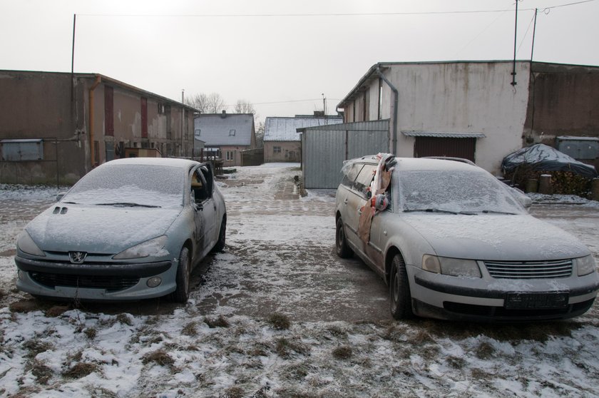 Szaleniec sterroryzował wieś! Ciął drzwi piłą mechaniczną i podpalał samochody