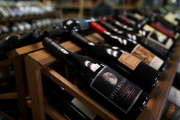 Specjalista tłumaczy, dlaczego najtańsze wino w karcie może okazać się świetnym wyborem