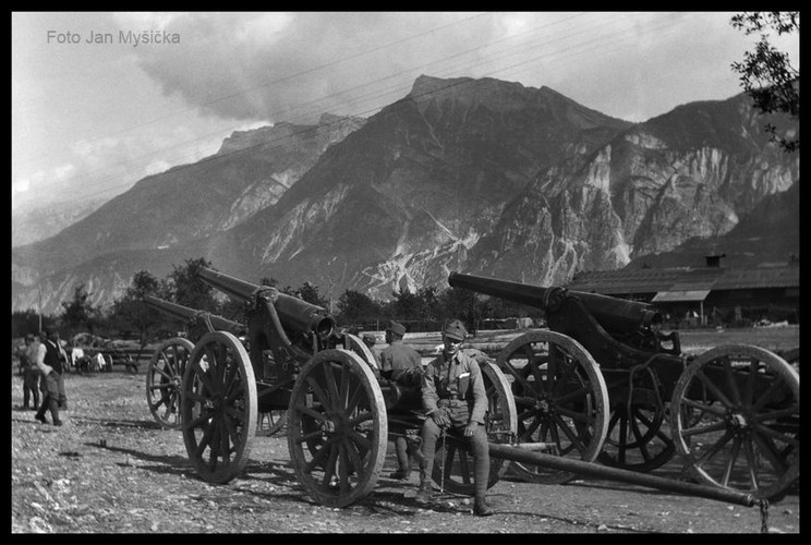 Włoskie działa typ 15 w Caldonazzo, Włochy, 23 sierpnia 1916, fot. Jan Myšička