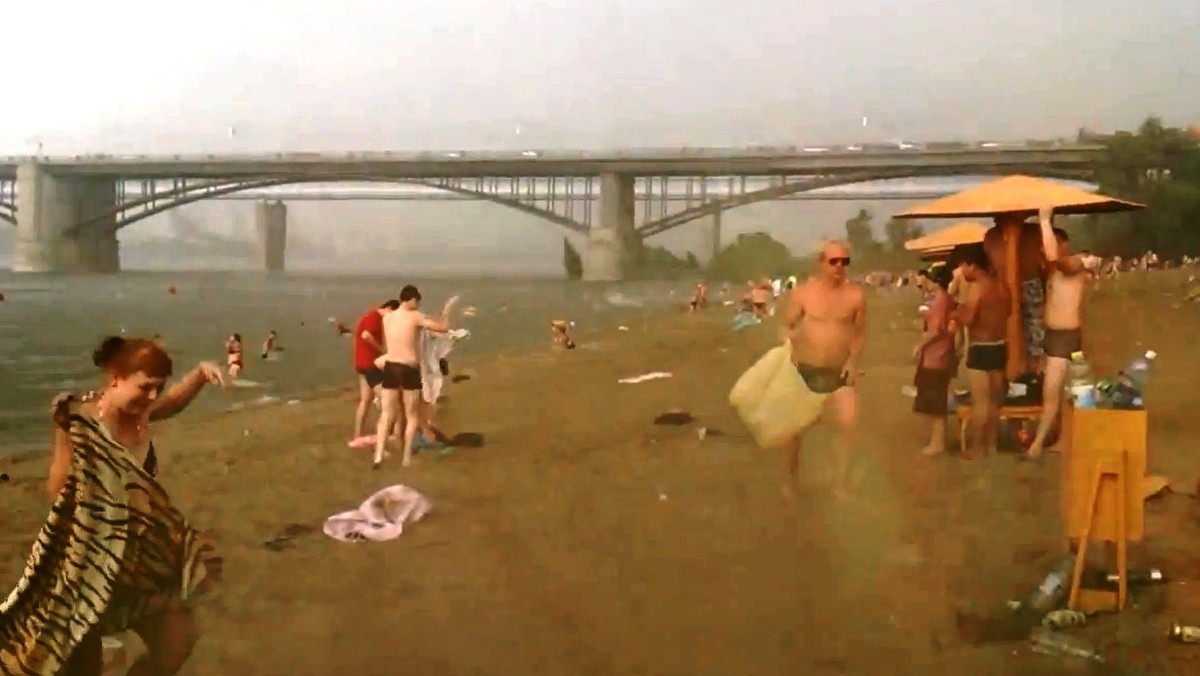 Wydawałoby się, że plażowanie to sposób na beztroski odpoczynek. Wielu mówi wręcz, że na plaży zwyczajnie im się nudzi. Nie mogą tego jednak powiedzieć plażowicze z Nowosybirska. Zobacz, co ich spotkało.