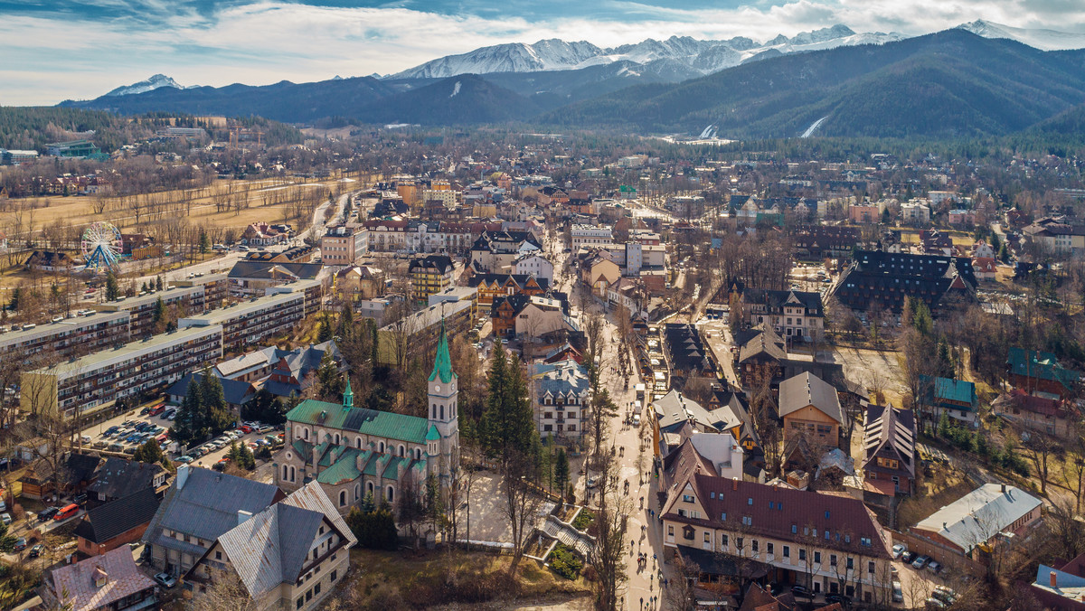 Zakopane w czerwonej strefie. Turyści w maseczkach