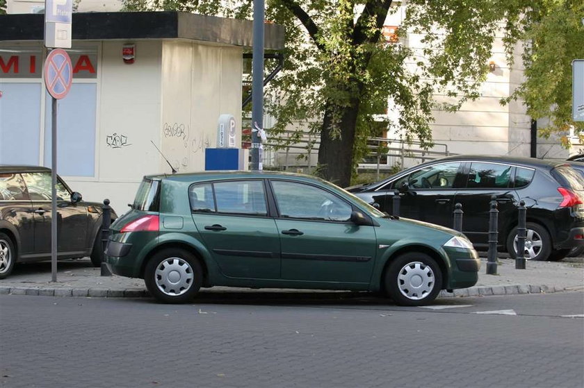 Tyszkiewicz. Taaaka dama, a tak źle parkuje! ZOBACZ