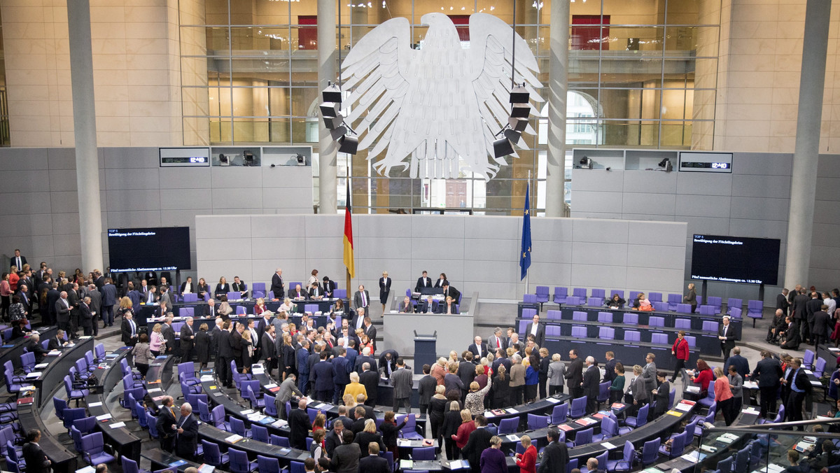 Bundestag znowelizował dziś prawo o azylu, aby zniechęcić imigrantów ekonomicznych z Bałkanów do przyjazdu do Niemiec. Równocześnie parlament przyjął pakiet ustaw zapewniających uchodźcom z terenów ogarniętych wojnami lepsze warunki pobytu i integracji.