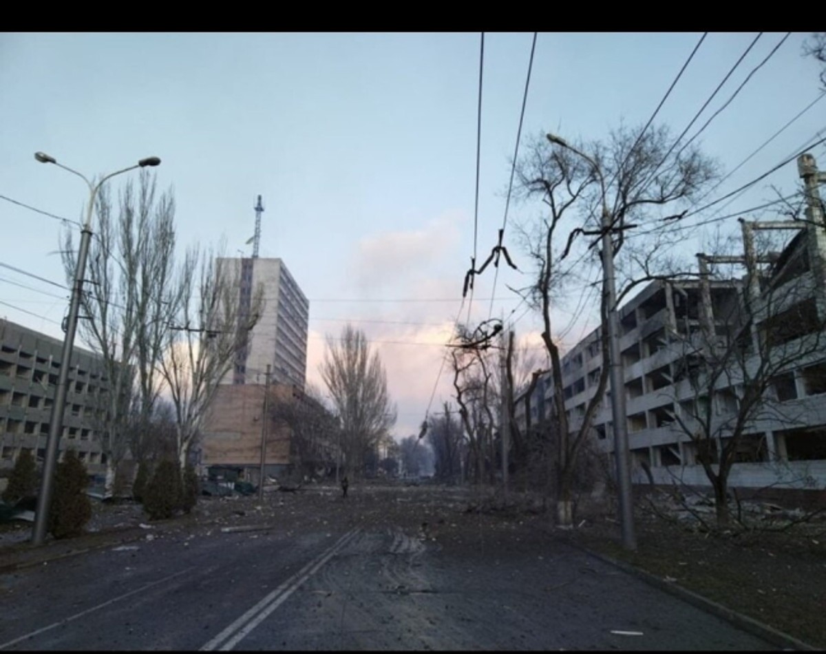Zniszczenia po rosyjskim ostrzale w Mariupolu