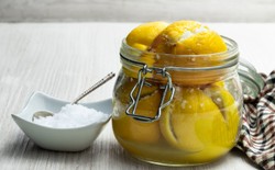 Lemoniada z kiszonych cytryn na zdrowe jelita. Właściwości kiszonek