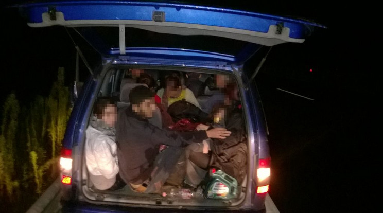 15 illegális bevándorlót találtak a marokkói férfi csomagtartójában / Fotó: Police.hu