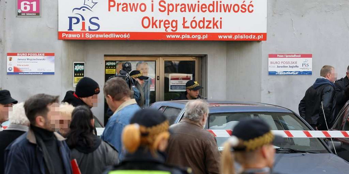 Przed łódzką siedzibą Prawa i Sprawiedliwości zbierają się zwolennicy partii Jarosława Kaczyńskiego. Przed miejscem tragedii zapalane są znicze, słychać też okrzyki przeciwko Platformie Obywatelskiej