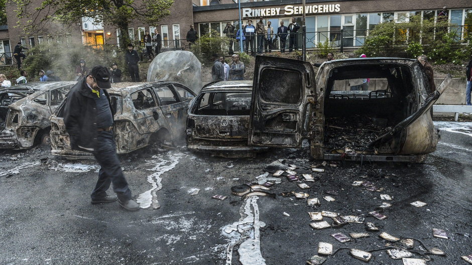 Rinkeby — uważana za niebezpieczną — dzielnica Sztokholmu. Na zdjęciu efekt porachunków gangsterskich z 23 maja 2013 r.