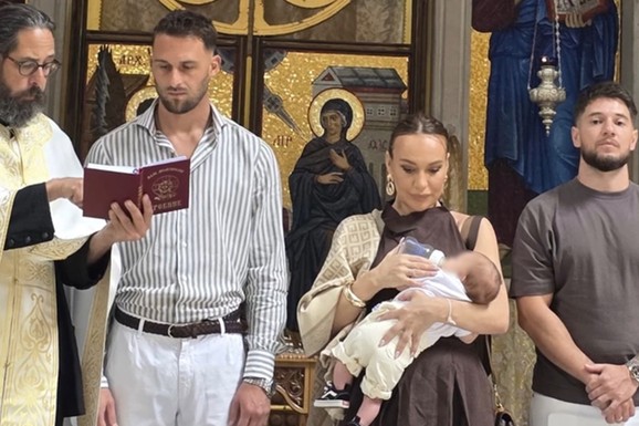 JOCA STEFANOVIĆ KRSTIO SINA Iva se porodila u 41. godini, a sada blista u elegantnoj braon haljini na svečanoj ceremoniji: "Slava Bogu"