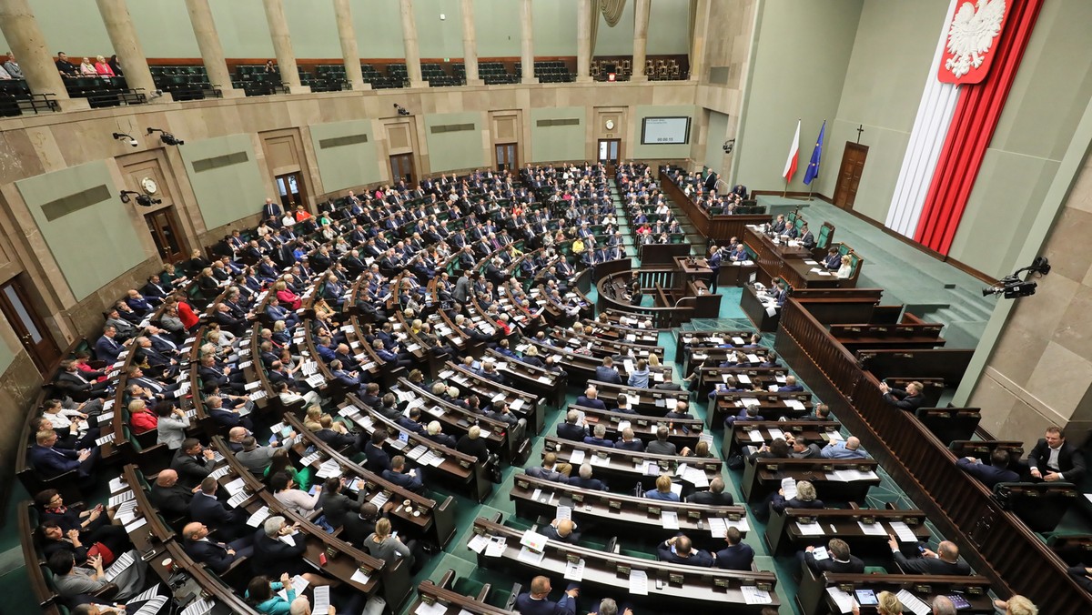 19 października ma być Narodowym Dniem Pamięci Duchownych Niezłomnych - zakłada ustawa przyjęta przez Sejm. Dzień ten będzie miał charakter święta państwowego. Datę wybrano jako dzień porwania i męczeńskiej śmierci <a href="https://wiadomosci.onet.pl/jerzy-popieluszko" id="49b97012-3416-41c4-b33a-e09f9b04c66e">bł. ks. Jerzego Popiełuszki</a>.