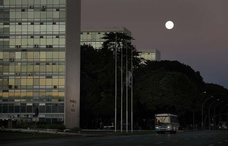 Ulice nie mają nazw, tylko numery - to bardziej logiczne. Ułatwia dotarcie do celu listonoszowi, ale nie komunikację międzyludzką. Otwarta przestrzeń ma jeszcze bardziej niż budynki budzić skojarzenia z kosmosem i... trudny do opisania lęk, który dla osób cierpiących na agorafobię byłby nie do zniesienia. Idealnie uporządkowane osiedla mieszkaniowe, w ściśle wyznaczonym sektorze miasta i z identycznymi blokami ustawionymi w rzędach są zaprojektowane tak, by nie wprowadzać ani odrobiny chaosu i całkowicie zmieniają percepcję świata. W 1987 roku miasto, nazwane 'największą utopią architektoniczną XX w.', zostało wpisane na listę dziedzictwa ludzkości UNESCO.