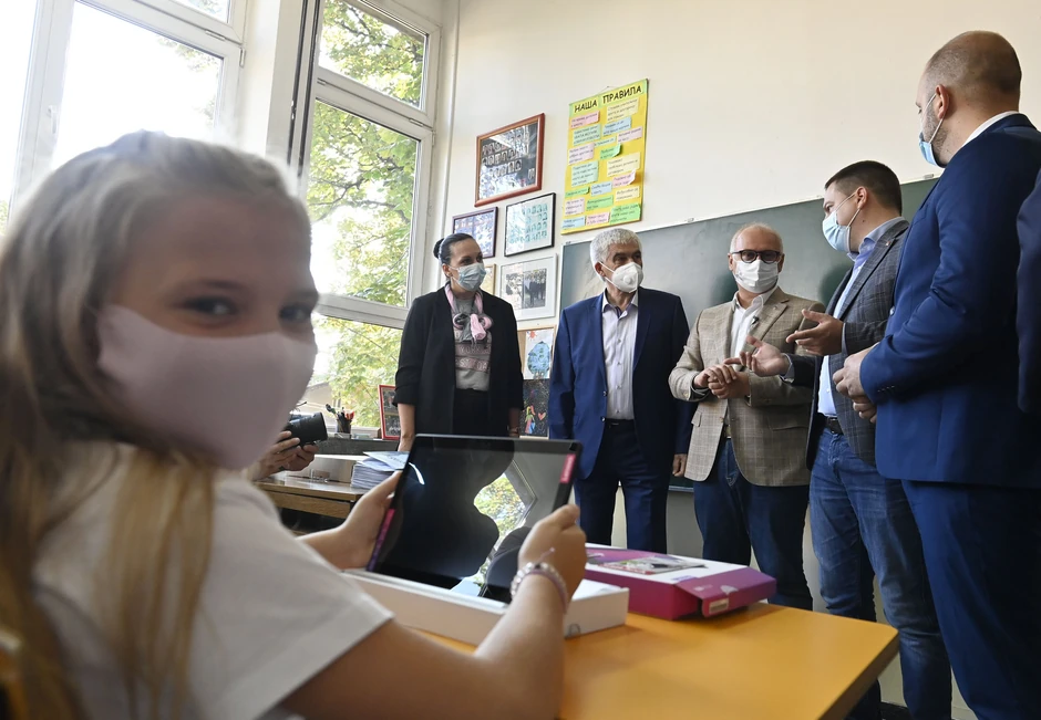 Podela tableta u OŠ "Nikola Tesla"