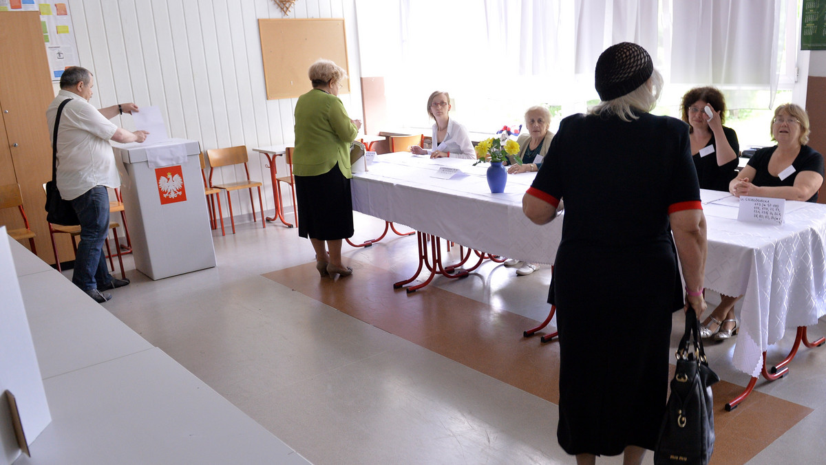 Mieszkańcy Krakowa opowiedzieli się podczas referendum w sprawie igrzysk olimpijskich przeciwko organizacji imprezy w tym mieście - wynika z sondażu exit poll przeprowadzonego przez dziennikarzy "Gazety Krakowskiej" i "Dziennika Polskiego". Przepytano 1050 osób.