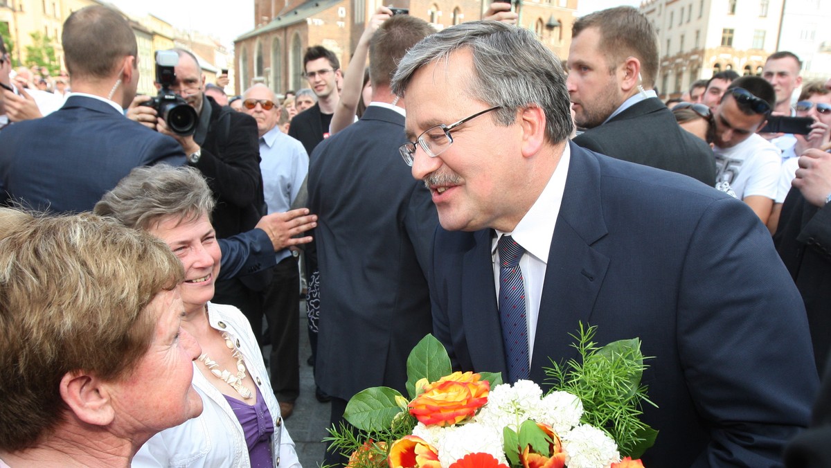 W maju największym zaufaniem Polaków niezmiennie cieszy się prezydent Bronisław Komorowski - ufa mu 65 proc. ankietowanych. Drugie miejsce ex aequo zajęli premier Donald Tusk oraz szef MSZ Radosław Sikorski, którym ufa po 51 proc. badanych - wynika z sondażu CBOS.