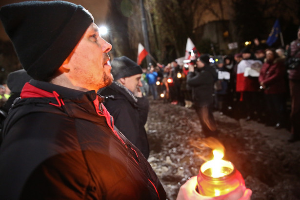 Pikieta przed domem Jarosława Kaczyńskiego, (cat) PAP/Rafał Guz