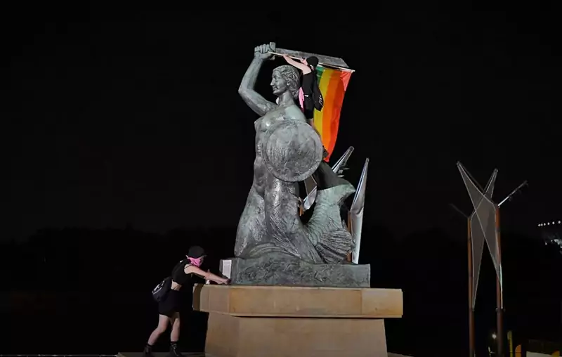 Polskie pomniki z flagą LGBT. Fot. JohnBoB &amp; Sophie Art
