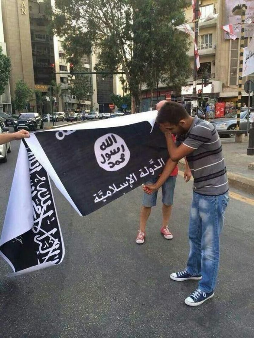 Arabska wersja Ice Bucket Challenge: spal flagę ISIS