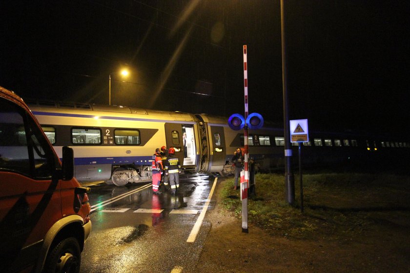 Uszkodzona rogatka? Pendolino staranowała samochód