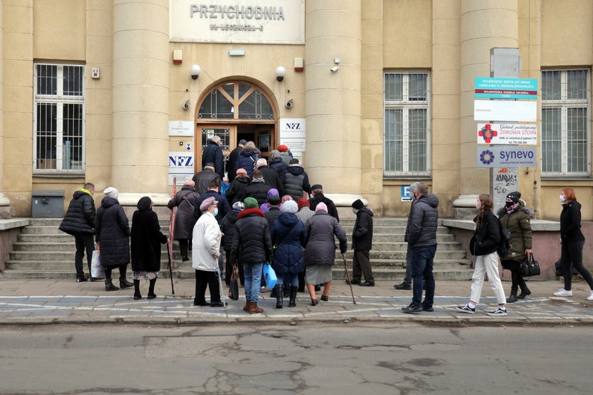 Kolejka do szczepień na covid w Łodzi