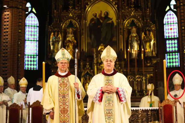 Ingres biskupa w gliwickiej katedrze. Z prawej strony abp senior Marian Gołębiewski