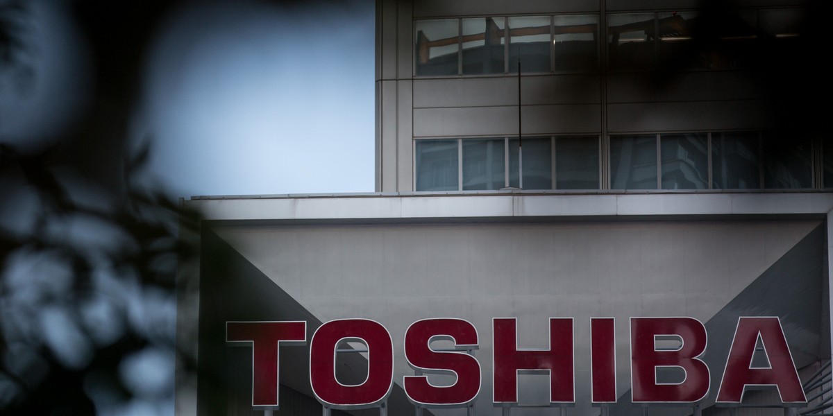 Borykająca się z kryzysem finansowym japońska Toshiba zamierza obniżyć pensje pracownikom