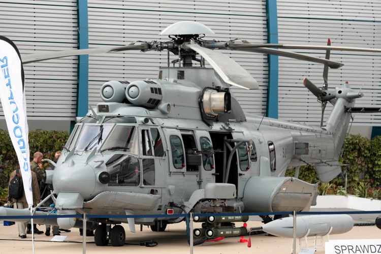 Śmigłowiec Eurocopter, tak jak dwa poprzednie śmigłowce, konkuruje w przetargu na helikoptery dla polskiego wojska. 03.09.2013 Kielce. Targi MSPO 2013. Fot. Jakub Orzechowski / Agencja Gazeta