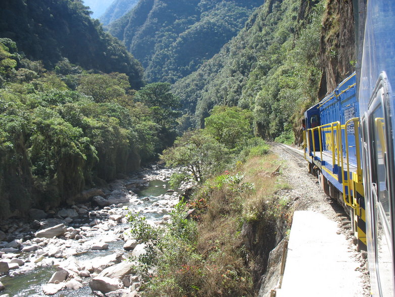 Pociąg z Cuzco do  Machu Picchu w trasie