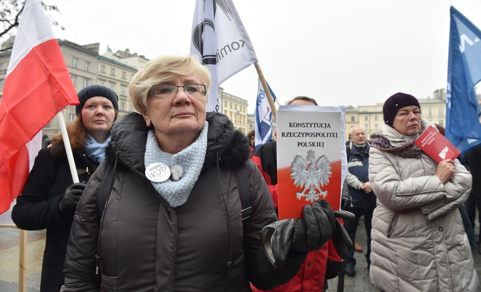 KRAKÓW DEMONSTRACJA KOD W OBRONIE SĘDZIÓW (pikieta KOD)