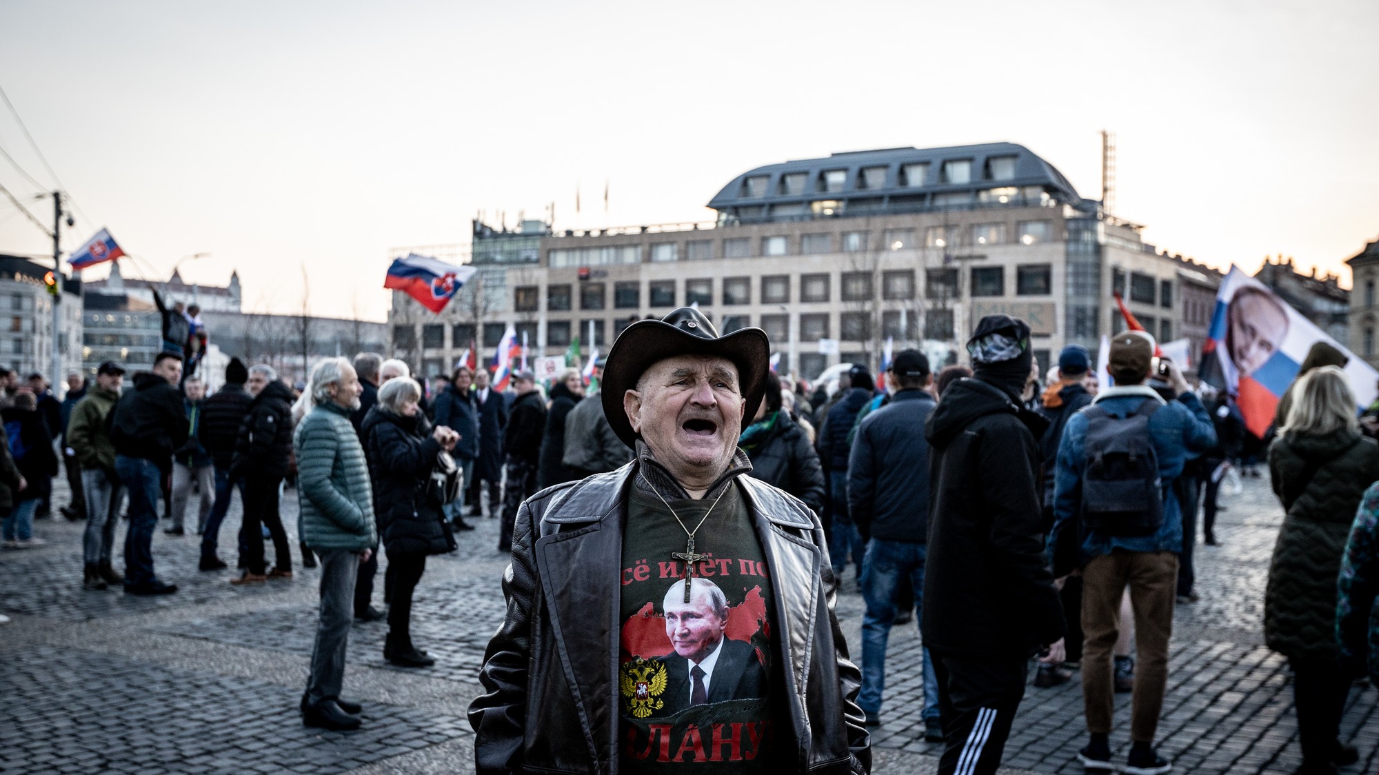 Účasntík tzv. mierového pochodu v Bratislave 3. marca. Tričko s podobizňou Putina a americký kovbojský klobúk. 