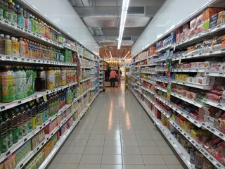 Polacy wolą mniejsze sklepy niż hipermarkety - najchętniej kupujemy w dyskontach