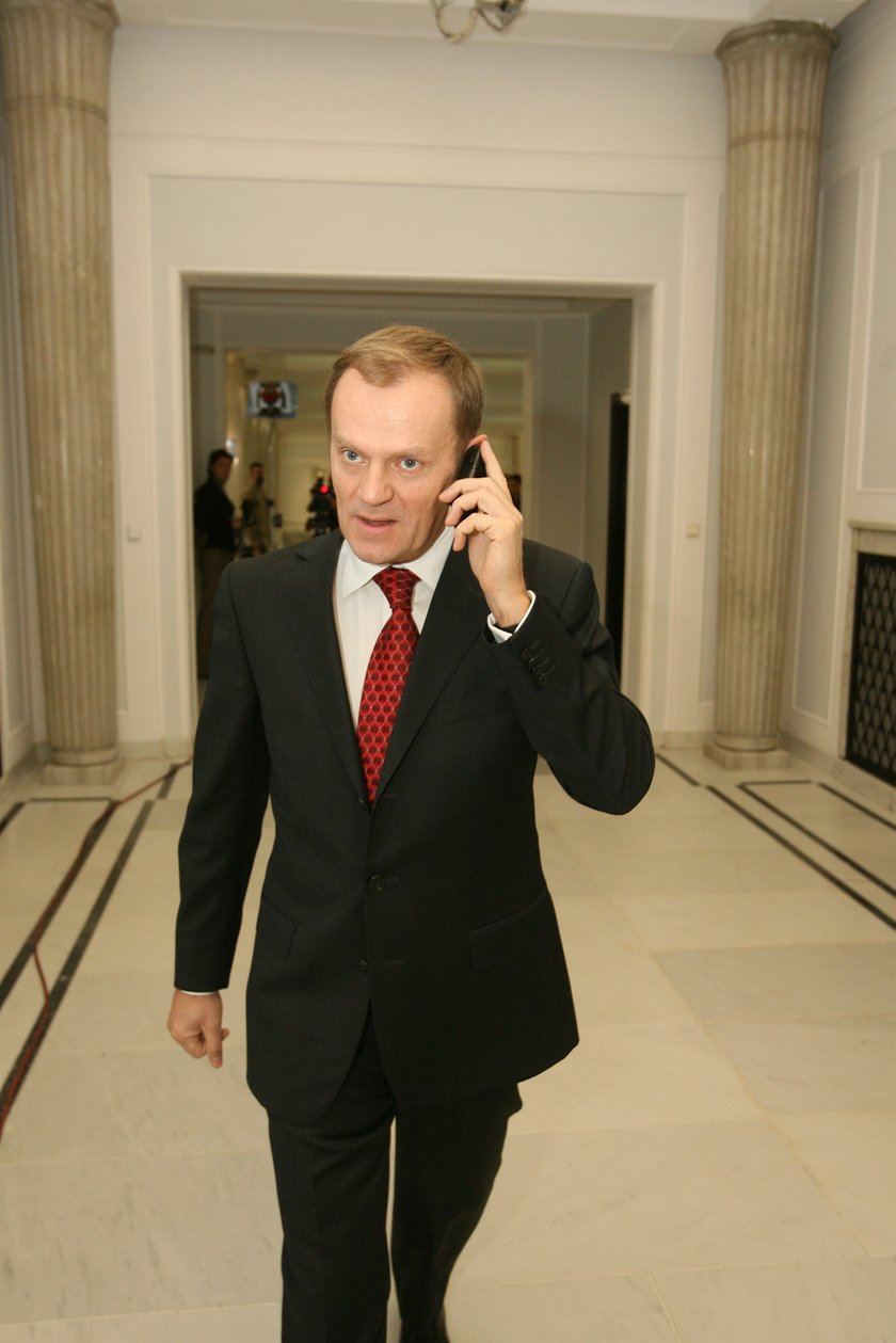 Tusk z telefonem