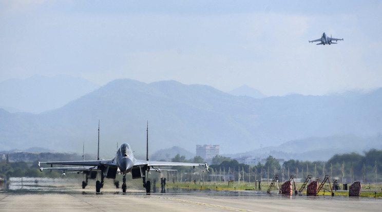 Kínai harci gépek egy meg nem nevezett kínai légi támaszponton 2022. augusztus 4-én. A Tajvant magáénak tekintő Kína szuverenitása megsértésének tekinti Nancy Pelosi amerikai képviselőházi elnök augusztus 3-i tajvani látogatását, és válaszul több hadgyakorlatot kezdett a sziget körül, amelyek egy része benyúlik a tajvani vizekre is / Fotó: MTI/AP/Hszinhua/Fu Kan