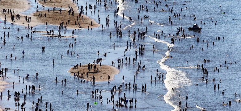 Ludzie jak robaczki, morze jak kałuża. Niesamowite widoki na holenderską plażę