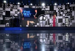 Lewandowski Piłkarzem Roku FIFA! Pokonał Messiego i Ronaldo