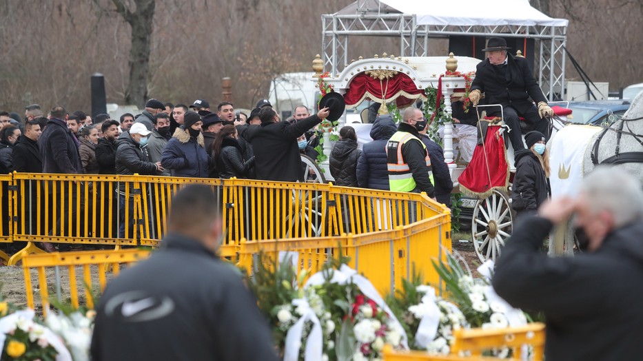 A búcsúztatón jóval többen jelentek meg a megengedettnél, és maszkot sem viselt mindenki /Fotó: Varga Imre