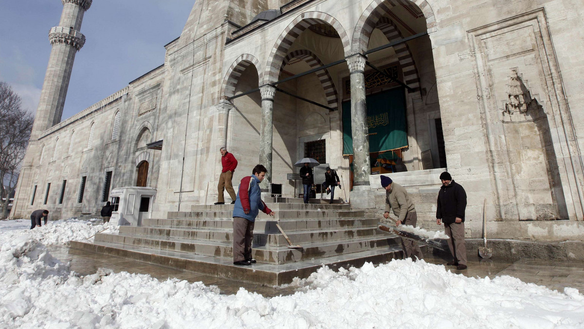Z powodu utrzymujących się od kilku dni opadów śniegu w Turcji nasilają się problemy z transportem i dostawami energii. Tylko na stambulskim lotnisku Ataturka trzeba było w środę odwołać 180 lotów - informują tureckie media.