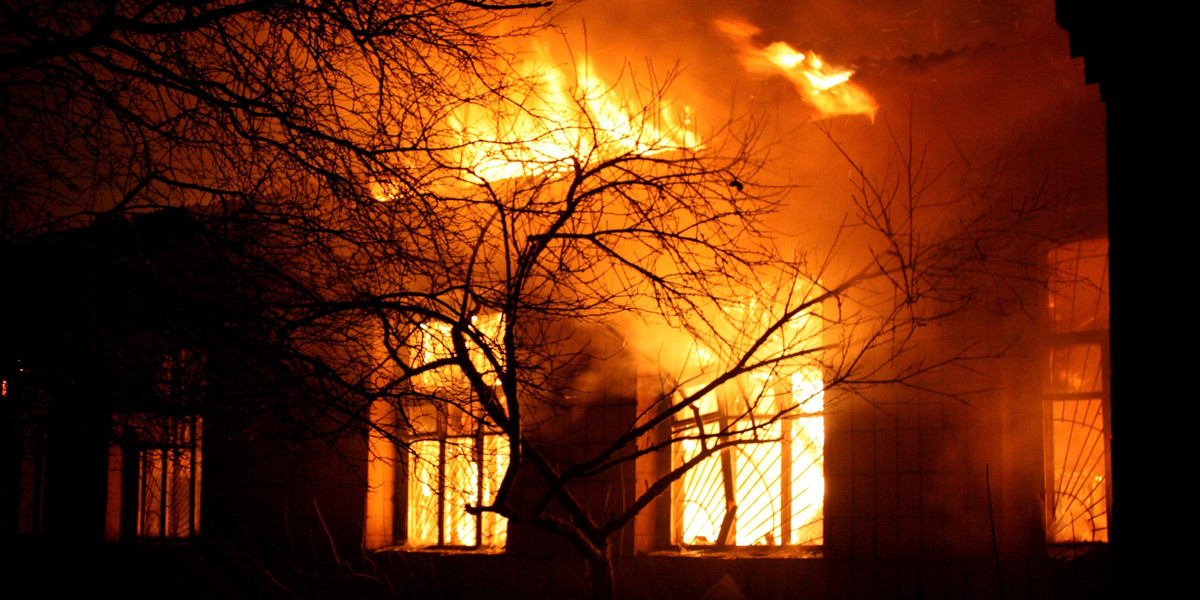 Kilkudziesięciu strażaków skierowano w piątkowy wieczór do akcji gaśniczej w Mikołowie na Śląsku