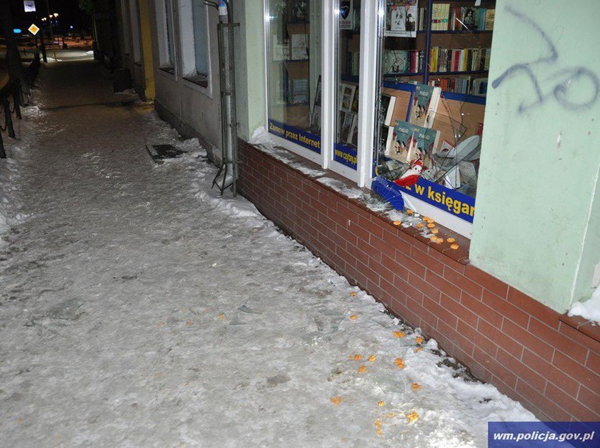 Przy rozbitej szybie na chodniku leżały rozsypane chipsy