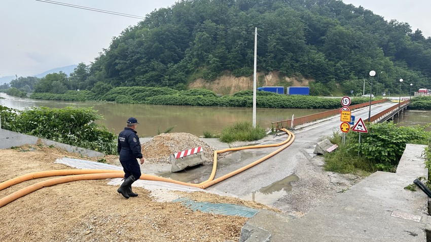 Vodena bujica u Dljinu uništila sve prilazne puteve