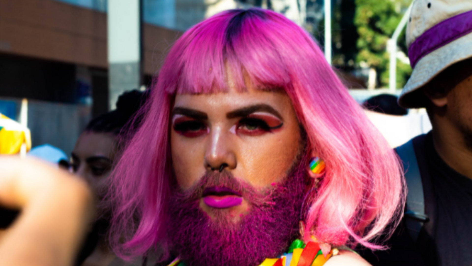 Trans a nebinárni ľudia chcú z Ukrajiny utiecť, no nie všetci môžu.