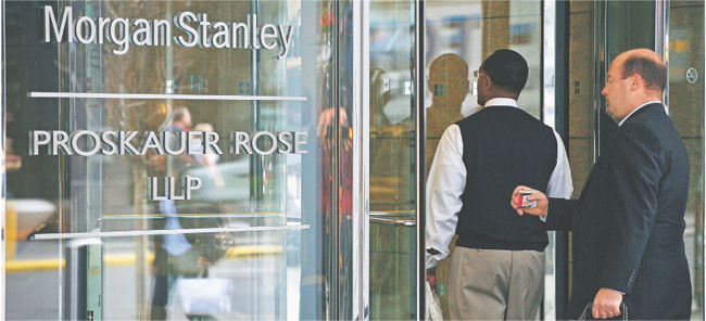 Pracownicy Morgan Stanley przed nowojorskim biurem. Chińczycy kupili przed rokiem 10 proc. udziałów w tym banku