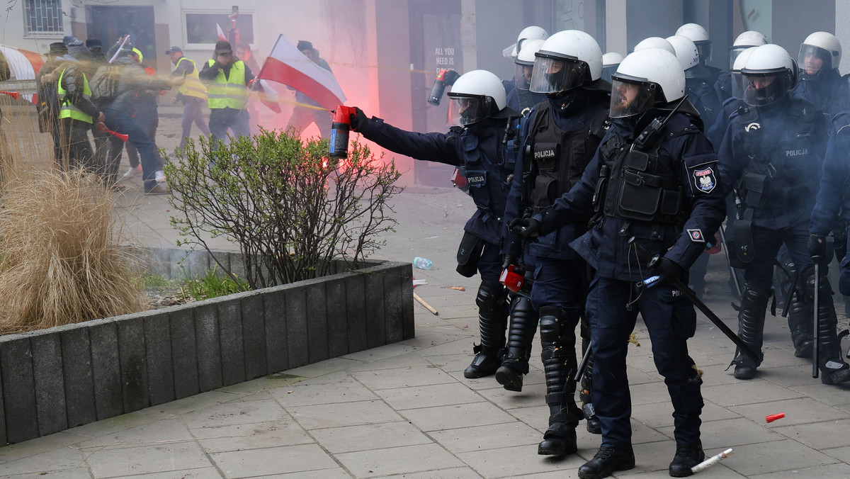 Zamieszki przed Sejmem. Jeden z protestujących zaatakował ekipę Polsat News