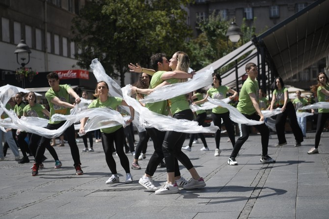 Performans i pesma imaju za cilj da na simboličan način pokažu koliko je duvanski dim štetan za naše zdravlje