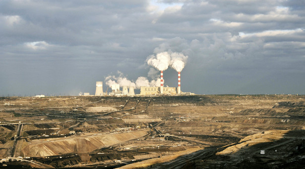 Odkrywkowa kopalnia węgla brunatnego i elektrownia w Bełchatowie, należące do grupy PGE. Fot. Bloomberg.
