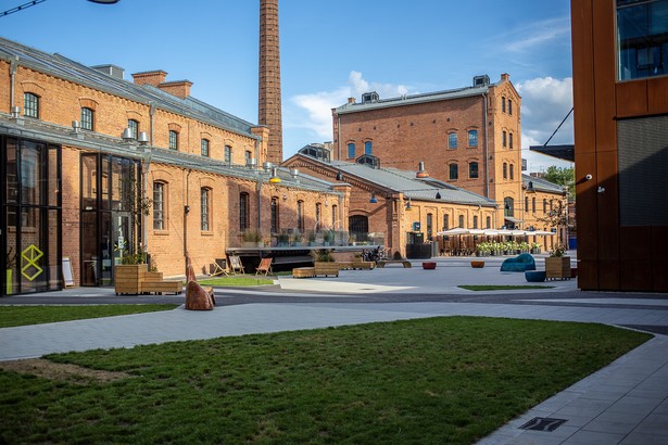 Centrum Praskie Koneser łączy w sobie historyczne zabudowania fabryczne z nowymi strukturami w harmonijnym kompleksie otwartym na resztę dzielnicy. Składają się na niego biura, mieszkania, lokale gastronomiczne, pasaż handlowy, a także muzeum polskiej wódki i przestrzeń Google Campus. Łączenie różnych funkcji w jednym kwartale było ważnym celem dla inwestorów. fot. Maciej Krüger