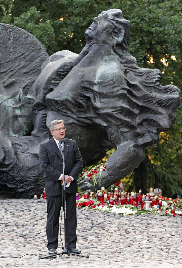 Prezydent podczas uroczystości przy pomniku Polegli-Niepokonani z okazji 69. rocznicy wybuchu Powstania Warszawskiego.