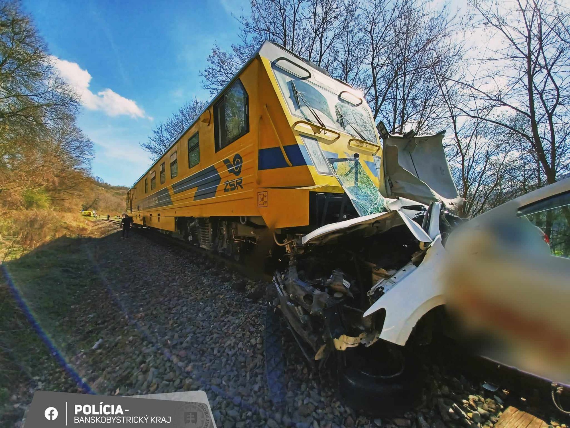 Na železničnom priecestí v obci Pitelová v okrese Žiar nad Hronom sa zrazil vlak s osobným autom.