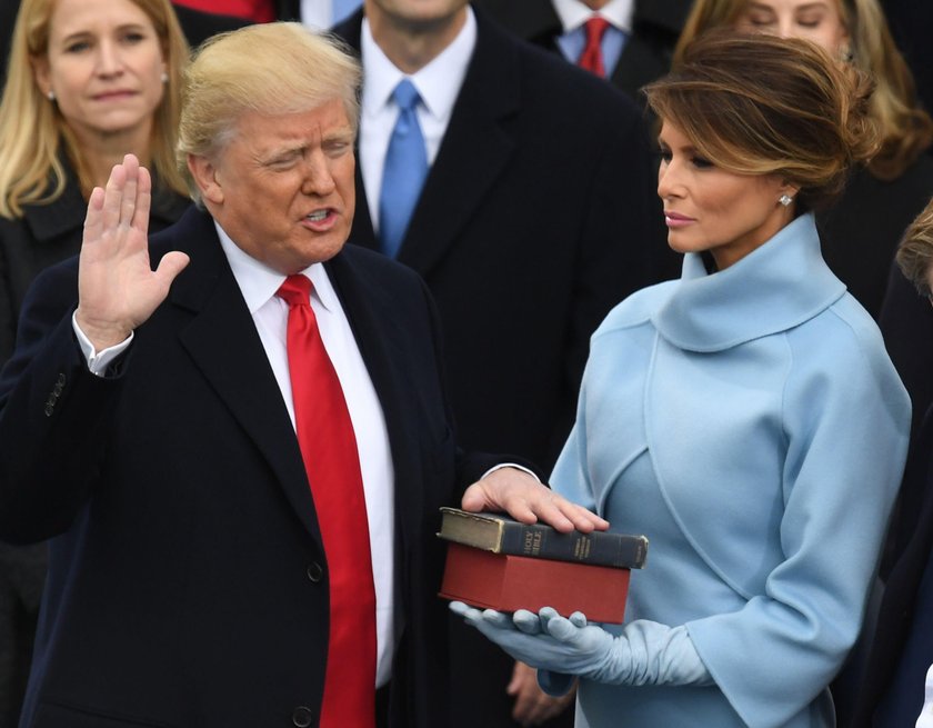 Zdjęcie Melanii z zaprzysiężenia męża przeszło do historii. To z pożegnania także przejdzie. Dlaczego?